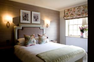 a bedroom with a large bed and a window at Royal Ship in Dolgellau