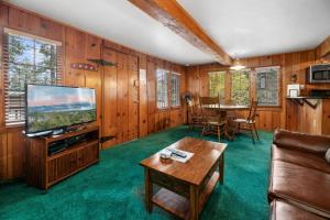 Televisyen dan/atau pusat hiburan di Nicole's Happy Place - Rustic and cozy cabin with a wood burning fireplace!