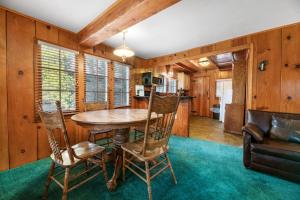 Dapur atau dapur kecil di Nicole's Happy Place - Rustic and cozy cabin with a wood burning fireplace!