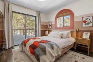 Postel nebo postele na pokoji v ubytování Nightcap Lodge- HOT TUB WITH BREATHTAKING MOUNTAIN VIEWS!