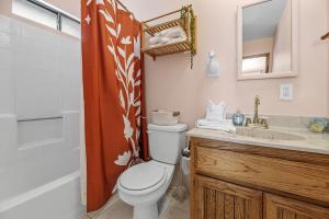 Koupelna v ubytování Nightcap Lodge- HOT TUB WITH BREATHTAKING MOUNTAIN VIEWS! + 29 fotografií