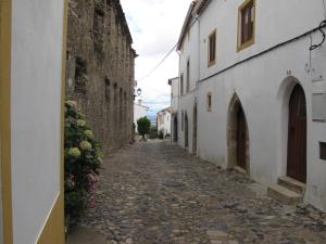 an alley in an old town with buildings at Casa do Castelo - Muralha in Castelo de Vide