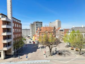 una vista aerea di una strada cittadina con edifici di Beautiful Apartment In The Heart Of Aalborg ad Aalborg