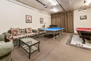 Stolní tenis v ubytování Casa Bella - Spacious mountain home, game room, WIFI, perfect for family gatherings! nebo okolí