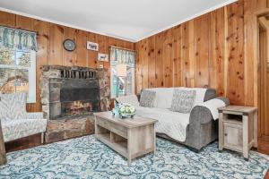 Posezení v ubytování Oak Nesting - Great chalet style cabin at the end of the street with rustic stone gas log fireplace!