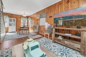 Fotografie z fotogalerie ubytování Oak Nesting - Great chalet style cabin at the end of the street with rustic stone gas log fireplace! v destinaci Big Bear Lake