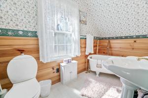 Fotografie z fotogalerie ubytování Oak Nesting - Great chalet style cabin at the end of the street with rustic stone gas log fireplace! v destinaci Big Bear Lake
