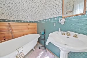 Koupelna v ubytování Oak Nesting - Great chalet style cabin at the end of the street with rustic stone gas log fireplace!