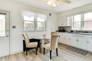 A cozinha ou cozinha compacta de Wilmington Vacation Rental Near River and Downtown!