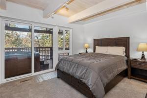 una camera con letto e balcone di Snow Summit Thrush8 - Walk to Snow Summit Ski Resort a Big Bear Lake