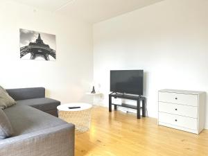 Televisyen dan/atau pusat hiburan di Two-Bedroom Apartment Located In The Charming City Of Fredericia