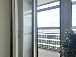 Newly Renovated Apartment With 1 Bedroom In Kolding في كولدينج: نافذة زجاجية مطلة على مبنى