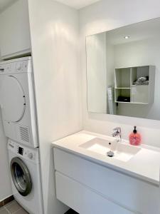 La salle de bains est pourvue d'un lavabo et d'un lave-linge. dans l'établissement Great Modern Studio, à Aalborg