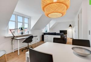 a living room with a white table and chairs at One Bedroom Apartment In Aarhus, Ole Rmers Gade 104 in Aarhus