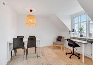 a dining room with a table and chairs at One Bedroom Apartment In Aarhus, Ole Rmers Gade 104 in Aarhus