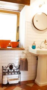 ein Bad mit einem Waschbecken und einem Spiegel in der Unterkunft Casa del Conde 2 - Ajanedo in Ajanedo