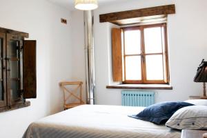 a bedroom with a bed and a window at Casa del Conde 2 - Ajanedo in Ajanedo