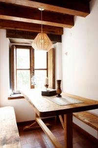 ein Esszimmer mit einem Holztisch und einem Fenster in der Unterkunft Casa del Conde 2 - Ajanedo in Ajanedo
