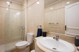 Ένα μπάνιο στο Playa la Arena apartment +13 φωτογραφίες