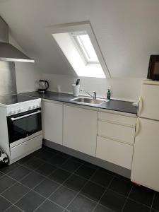 Kuchyň nebo kuchyňský kout v ubytování Two Bedroom Apartment In Aalborg, Danmarksgade 65