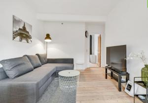 - un salon avec un canapé et une table dans l'établissement Two Bedroom Apartment In Aarhus, Ole Rmers Gade 104, à Aarhus