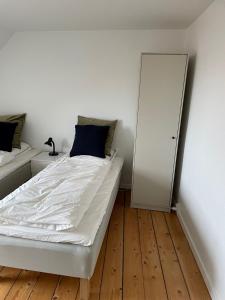 Postel nebo postele na pokoji v ubytování Two Bedroom Apartment In Aalborg, Danmarksgade 65