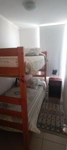 1 Schlafzimmer mit 2 Etagenbetten in einem Zimmer in der Unterkunft Departamento Marina Sol III in Coquimbo