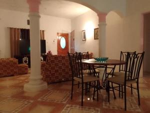 een eetkamer met een tafel en stoelen bij The Gibson's Palace in Ocho Rios