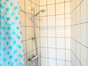 una ducha con cabezal de ducha en un baño en Two Bedroom Apartment In Esbjerg, Tordenskjoldsgade 24, en Esbjerg 15 fotos más