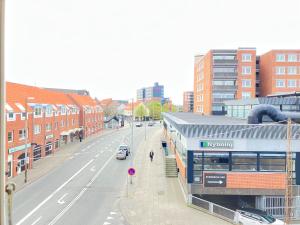 una estación de tren en una calle de la ciudad con edificios en Two Bedroom Apartment In Esbjerg, Tordenskjoldsgade 24, en Esbjerg