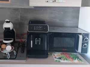 a microwave oven sitting on top of a counter at La grazia in qualche modo in Siniscola