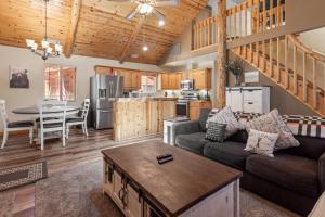 ein Wohnzimmer mit Sofa und Tisch in der Unterkunft Nana Bear Manor - Quiet and spacious log cabin with hot tub perfect for a mountain getaway! in Big Bear City