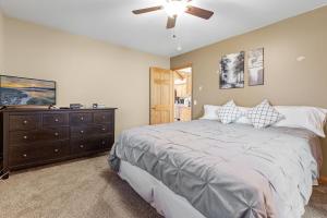 ein Schlafzimmer mit einem großen Bett und einer Kommode in der Unterkunft Nana Bear Manor - Quiet and spacious log cabin with hot tub perfect for a mountain getaway! in Big Bear City