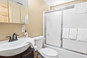ein Badezimmer mit Dusche, Waschbecken und Toilette in der Unterkunft Nana Bear Manor - Quiet and spacious log cabin with hot tub perfect for a mountain getaway! in Big Bear City + 12 Fotos