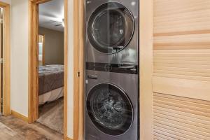 zwei Waschmaschinen in einem Zimmer mit Schlafzimmer in der Unterkunft Nana Bear Manor - Quiet and spacious log cabin with hot tub perfect for a mountain getaway! in Big Bear City