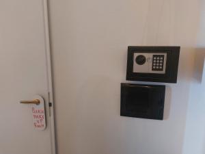a microwave hanging on a wall next to a door at La grazia in qualche modo in Siniscola