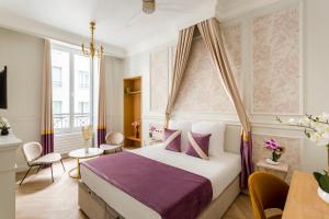 een hotelkamer met een bed en een tafel en stoelen bij Luxury 2 Bedroom 1 Bathroom - Louvre Museum & Opera in Parijs