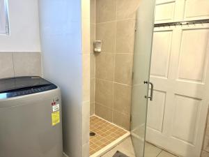 Baðherbergi á Maho Beach House - Studio - Beach Access +11 myndir