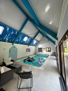 una habitación con piscina en una casa en La maison Girafe en Faverolles