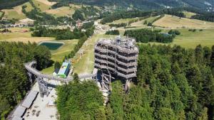 クリニツァ・ズドルイにあるHOTEL WILLA MAŁE ALPY 300 m od Wieży Widokowejの木立の中の建物の空中