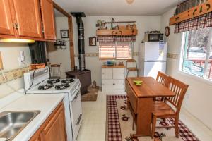 Η κουζίνα ή μικρή κουζίνα στο Hiner Haven - Cozy cabin near ski slopes and Alpine Zoo