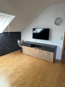 sala de estar con TV de pantalla plana en la pared en Erbach Ferienwohnung, en Erbach