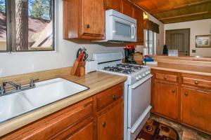Η κουζίνα ή μικρή κουζίνα στο Cedar Pines - Mountain home in a tree filled neighborhood with WIFI