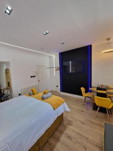 a large bedroom with a large bed and a desk at Balco Plaza Studio in Nottingham