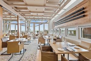 فندق بالافيت في نوشاتيل: مطعم بطاولات وكراسي ونوافذ