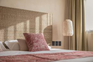 1 dormitorio con 1 cama con almohada rosa en Copal Tulum Hotel, en Tulum