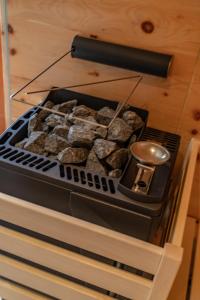 une boîte de roches au-dessus d'une table dans l'établissement Hotel Garni Hochwurzen, à Schladming