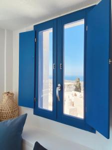 Sunset Pyrgos في بيرغوس: نافذة زرقاء تطل على الشاطئ