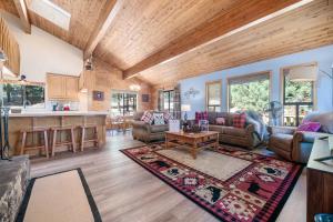 een woonkamer met een bank en een tafel bij Lakeview Haven - Large cabin with game room close to the lake! in Big Bear Lake