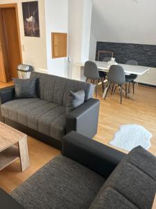 sala de estar con sofá y mesa en Erbach Ferienwohnung, en Erbach